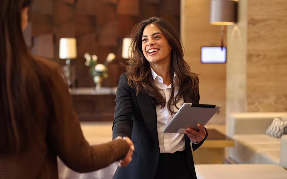 Executiva comprimentando um cliente