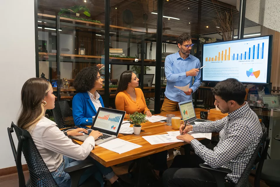 Executiva comprimentando um cliente