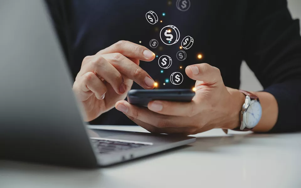 Executiva comprimentando um cliente