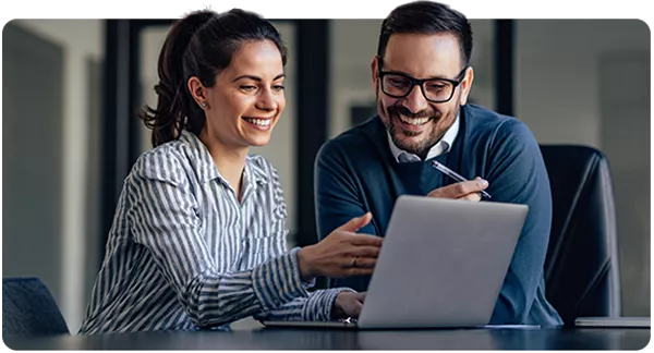 Casal conversando sobre dados no notebook